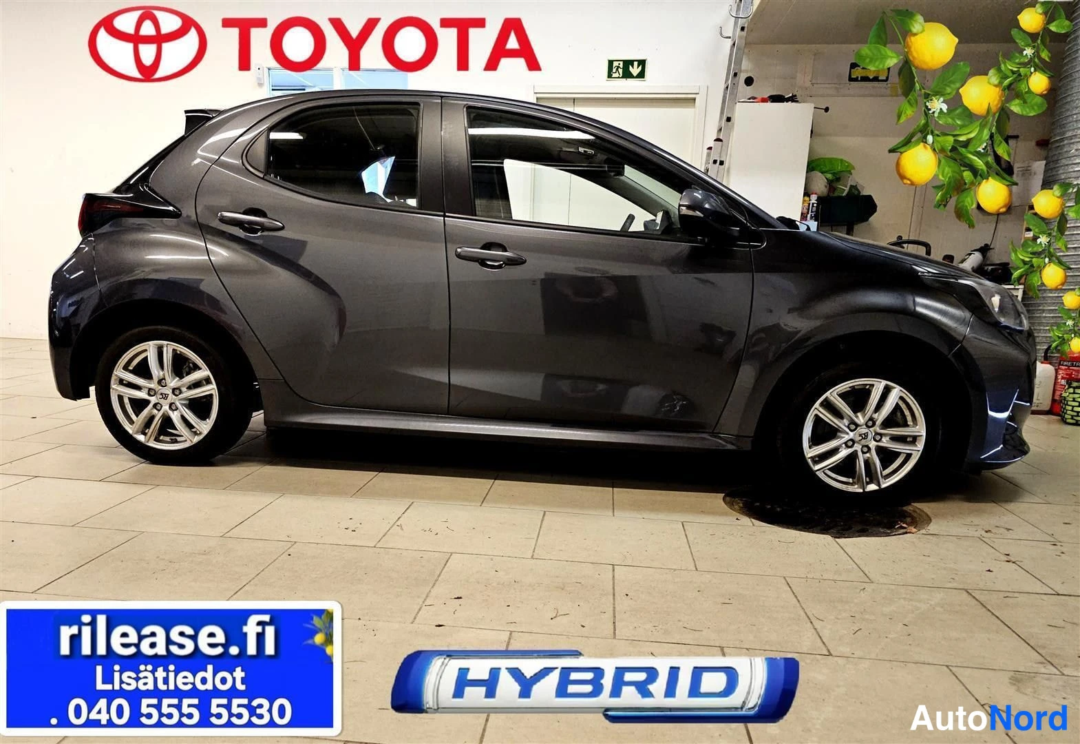 Harmaa Toyota Yaris 2023, etuviisto, keula oikealle, kuva 4
