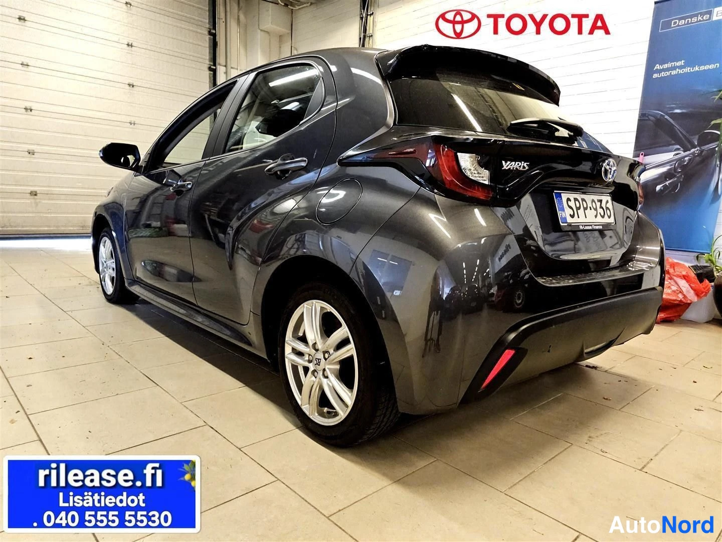 Harmaa Toyota Yaris 2023, takaviisto, kuva 8