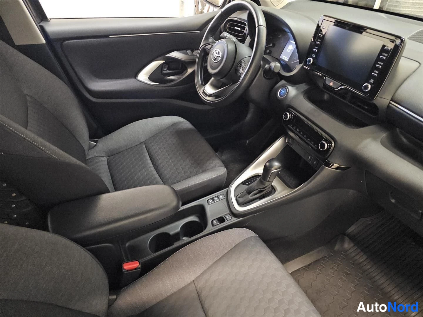Harmaa Toyota Yaris 2023, ohjaamo, kuva 9