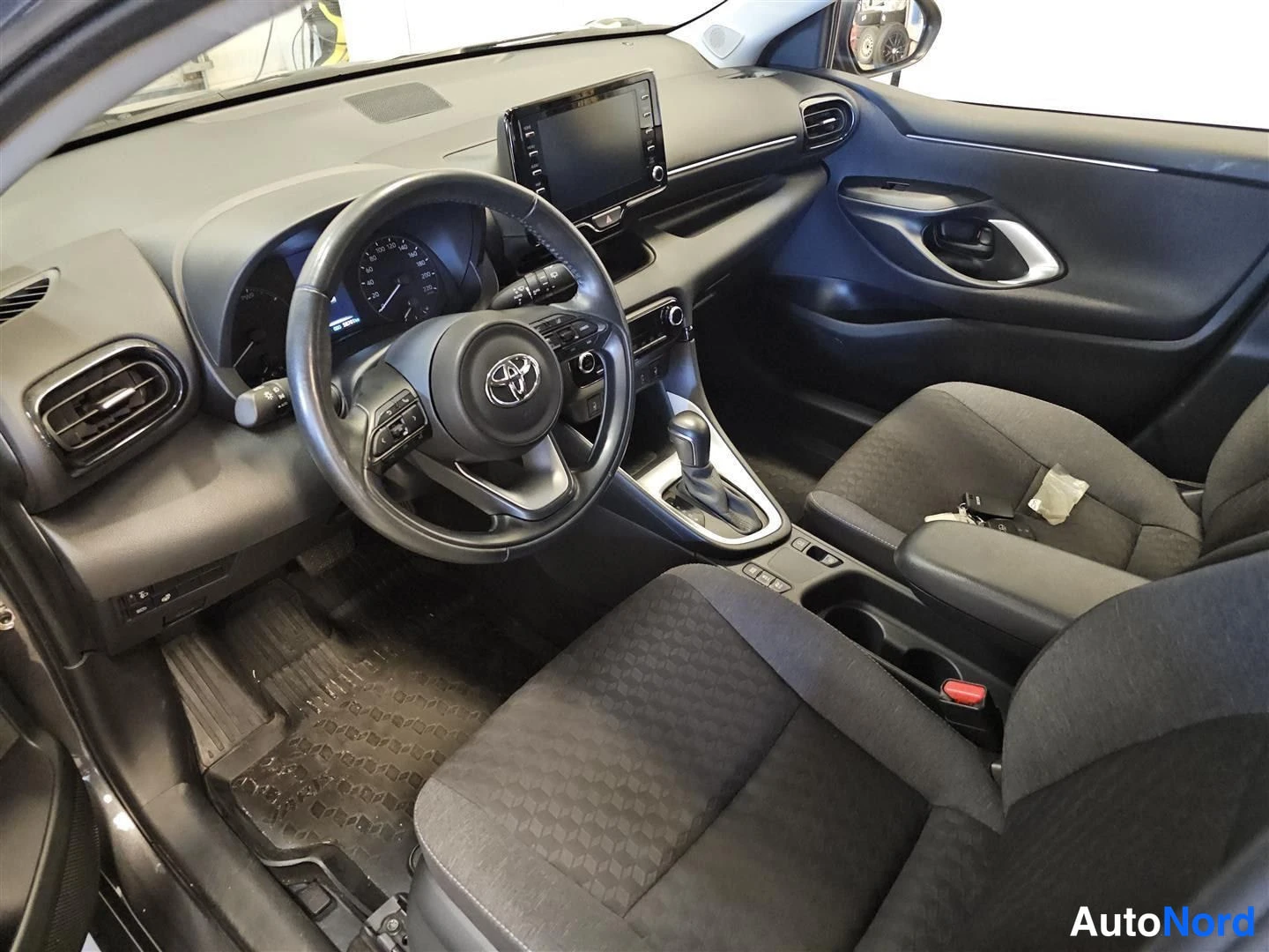 Harmaa Toyota Yaris 2023, ohjaamo, kuva 10