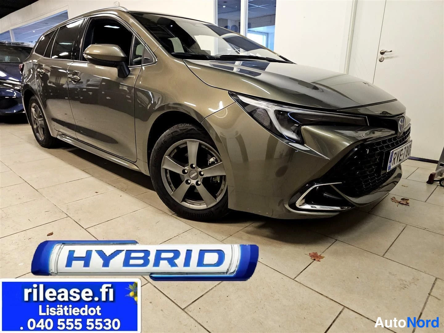 Vihreä Toyota Corolla 2023, etuviisto, keula oikealle, kuva 3