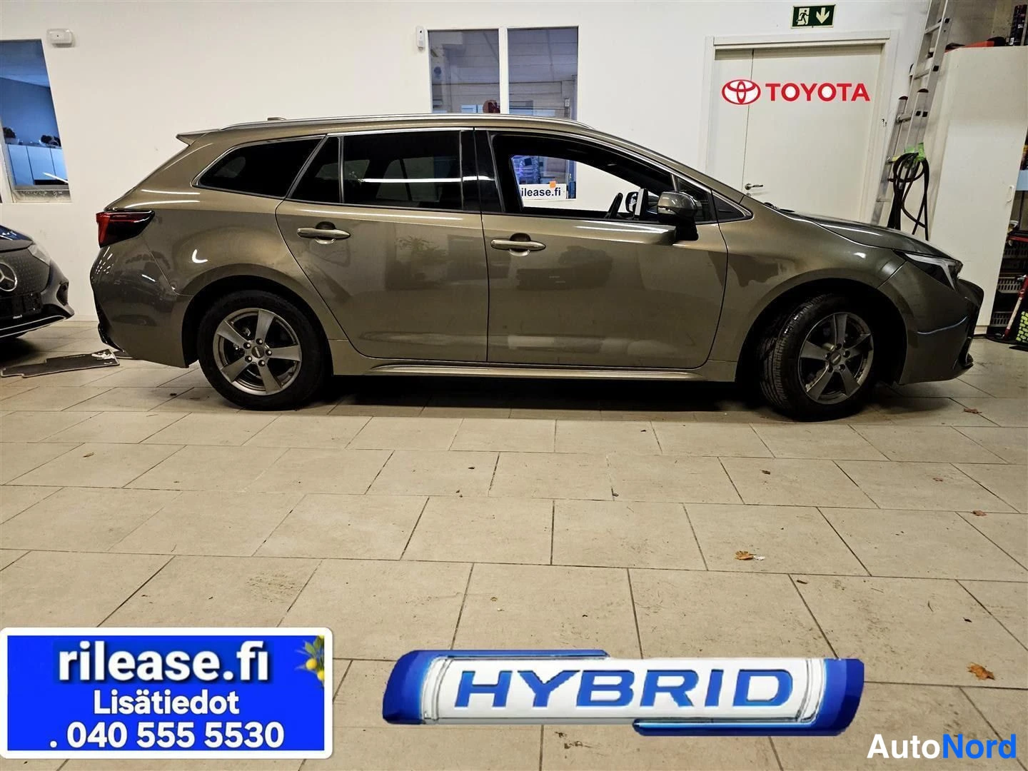 Vihreä Toyota Corolla 2023, sivulta, kuva 4