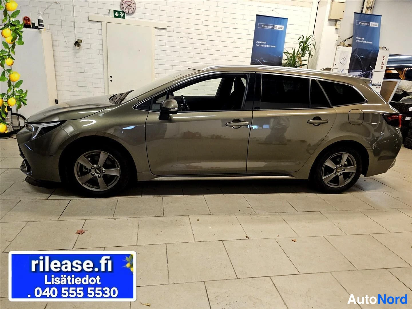 Vihreä Toyota Corolla 2023, etuviisto, keula vasemmalle, kuva 2