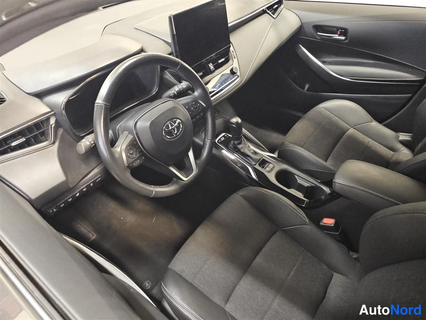 Vihreä Toyota Corolla 2023, ohjaamo, kuva 8
