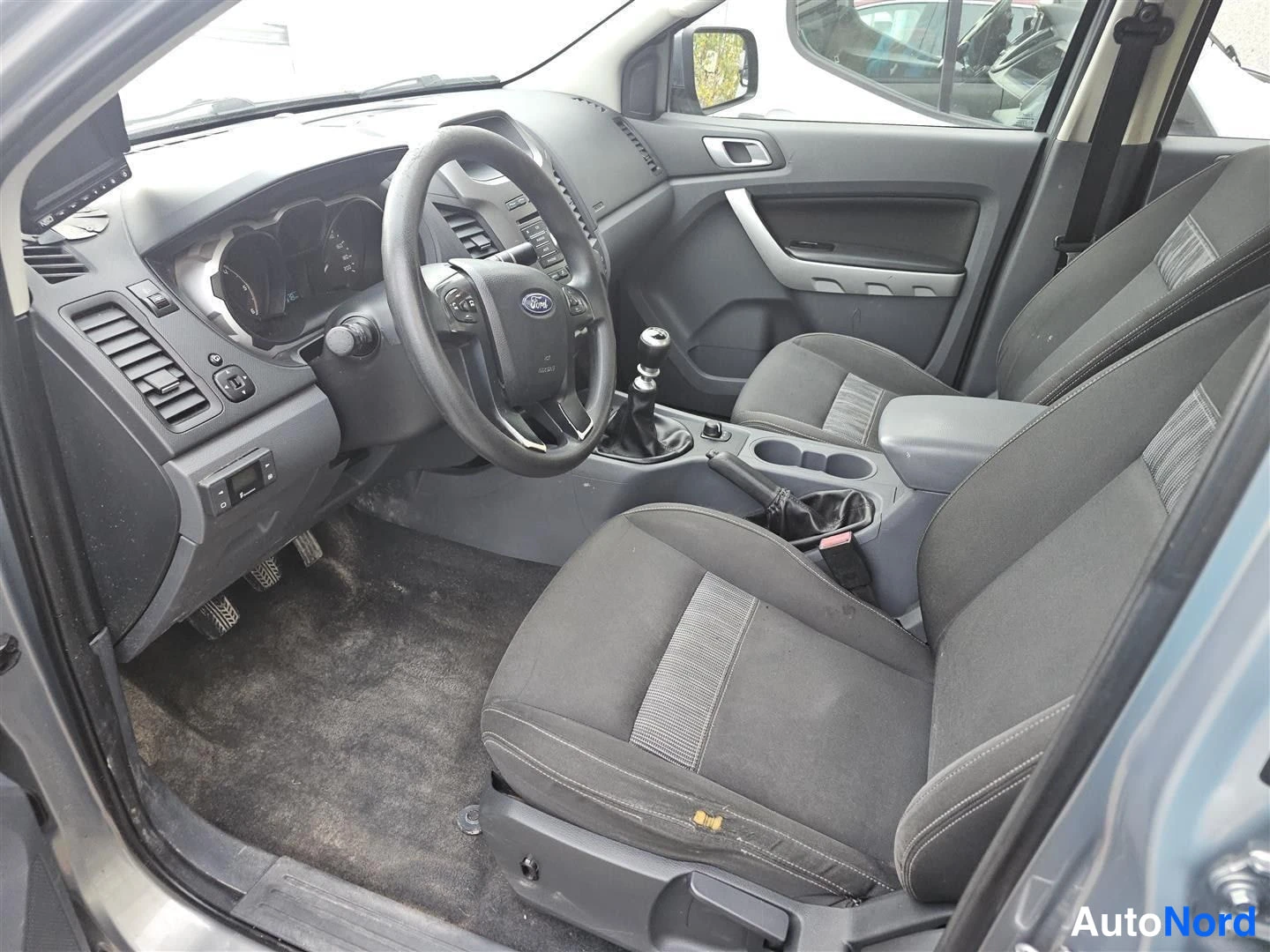 Harmaa Ford Ranger 2013, ohjaamo, kuva 8