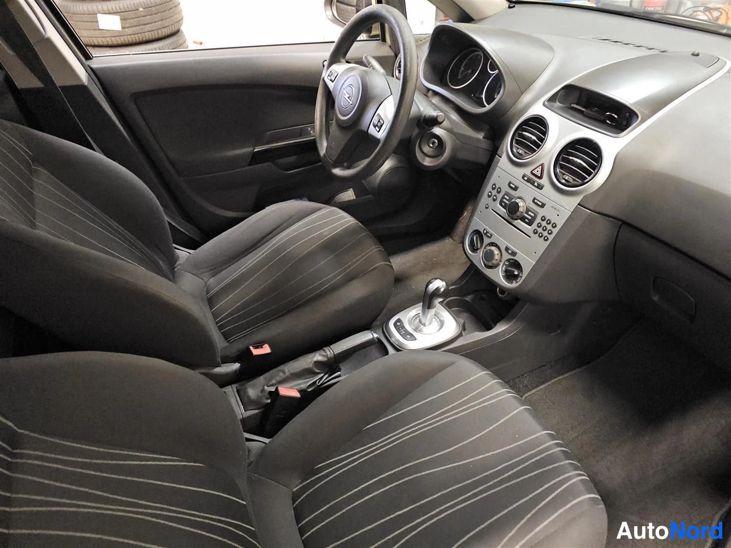 Opel Corsa 2008, ohjaamo, kuva 9