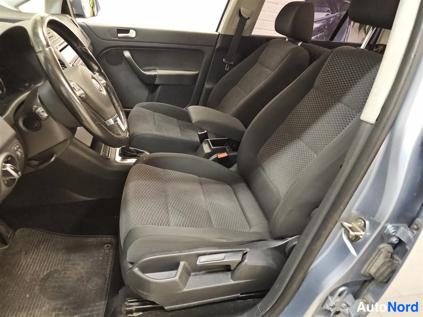 Sininen Volkswagen Golf Plus 2011, etuistuimet, kuva 10
