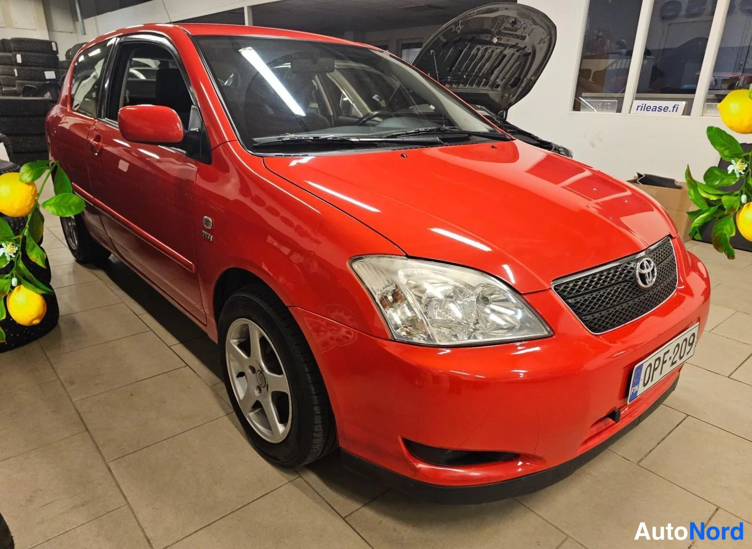 Punainen Toyota Corolla 2002, etuviisto, keula oikealle, kuva 2