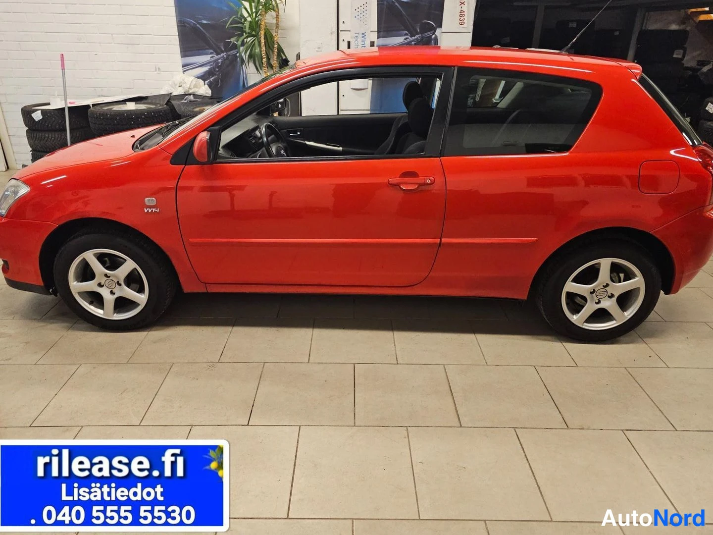 Punainen Toyota Corolla 2002, sivulta, kuva 3