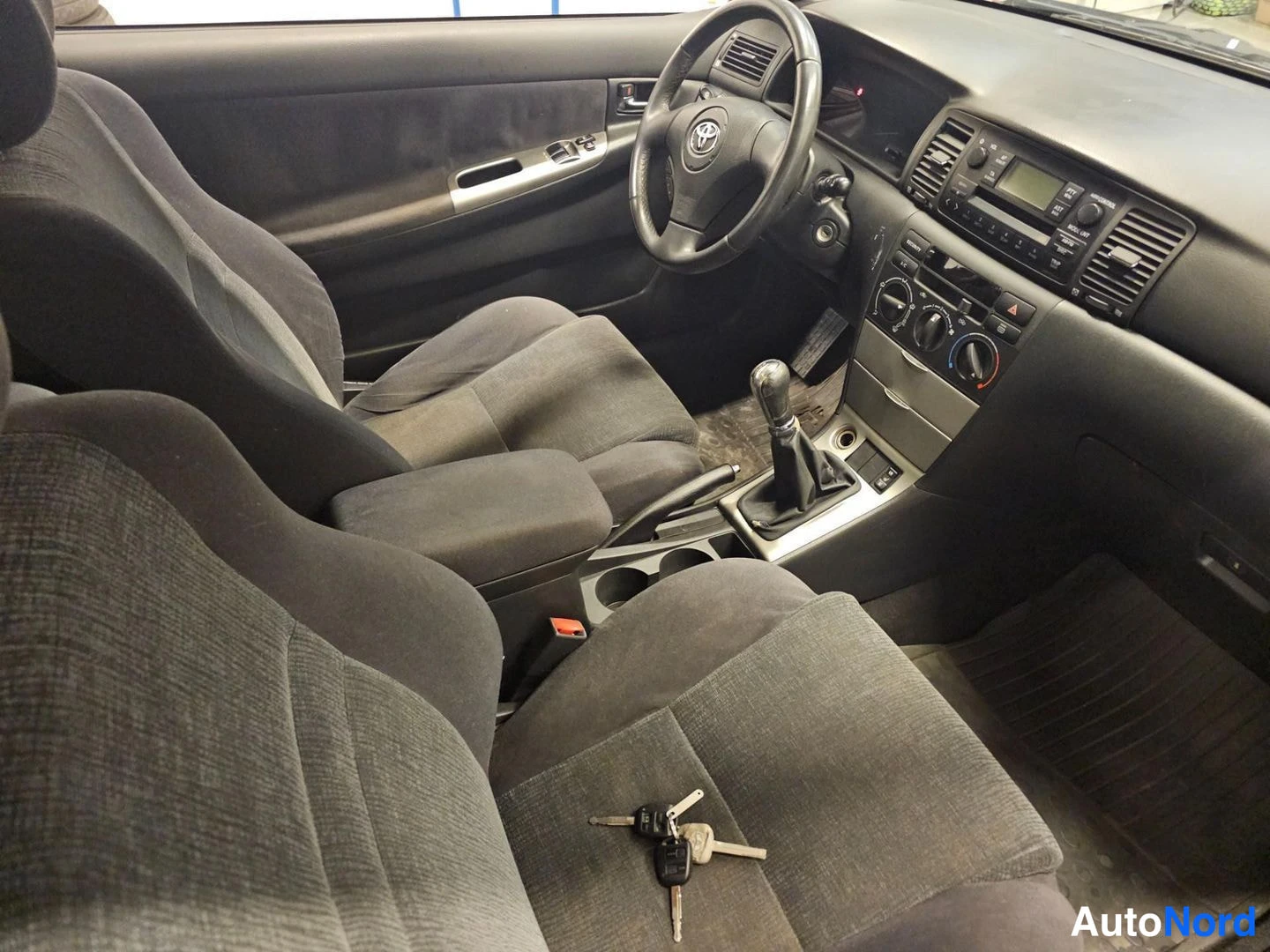 Punainen Toyota Corolla 2002, ohjaamo, kuva 7