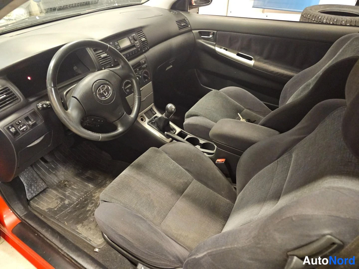 Punainen Toyota Corolla 2002, ohjaamo, kuva 8