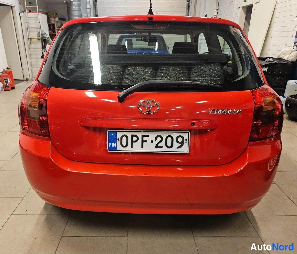 Punainen Toyota Corolla 2002, takaa, kuva 5