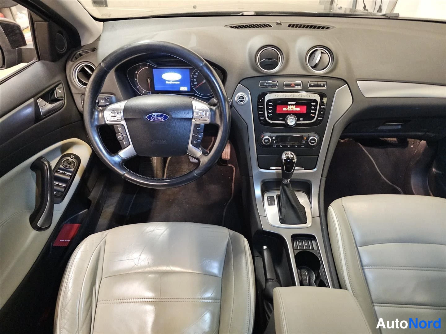 Ford Mondeo 2011, ohjaamo, kuva 2
