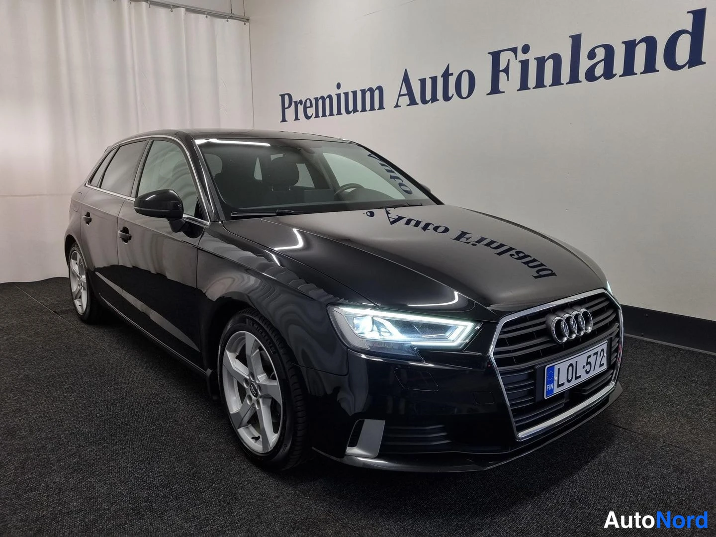 Musta Audi A3 Sportback 2018, etuviisto, keula oikealle, kuva 2