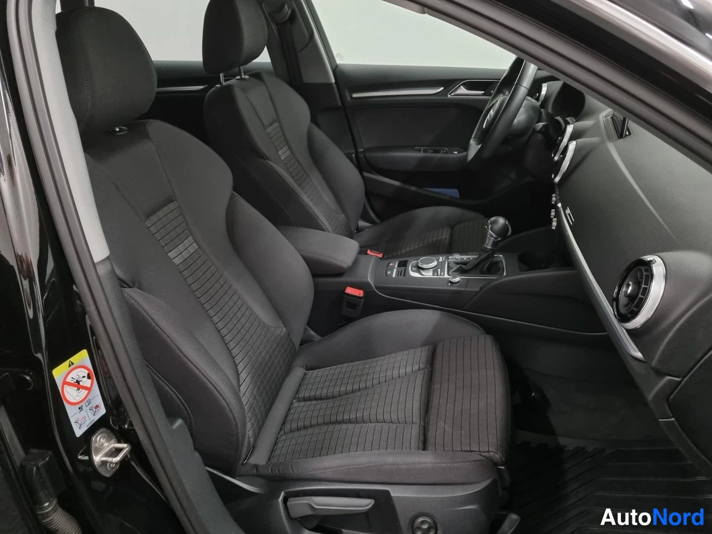 Musta Audi A3 Sportback 2018, etuistuimet, kuva 13
