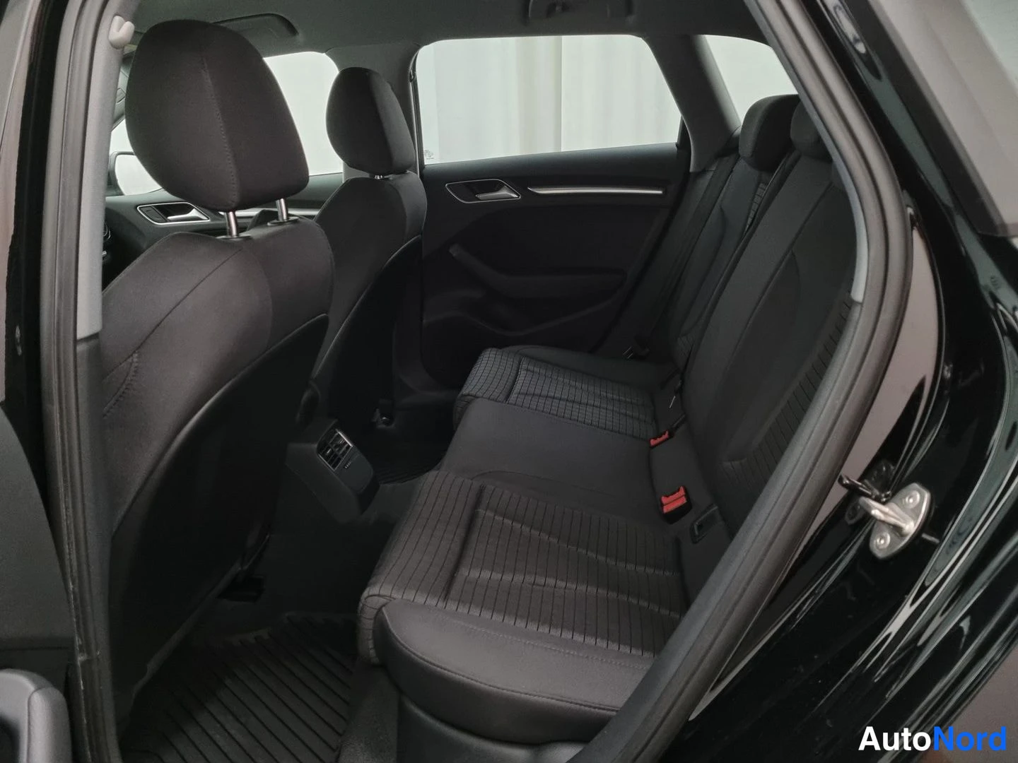 Musta Audi A3 Sportback 2018, takaistuimet, kuva 14