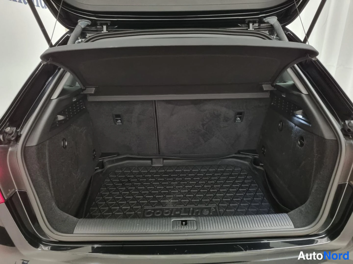 Musta Audi A3 Sportback 2018, tavaratila, kuva 15