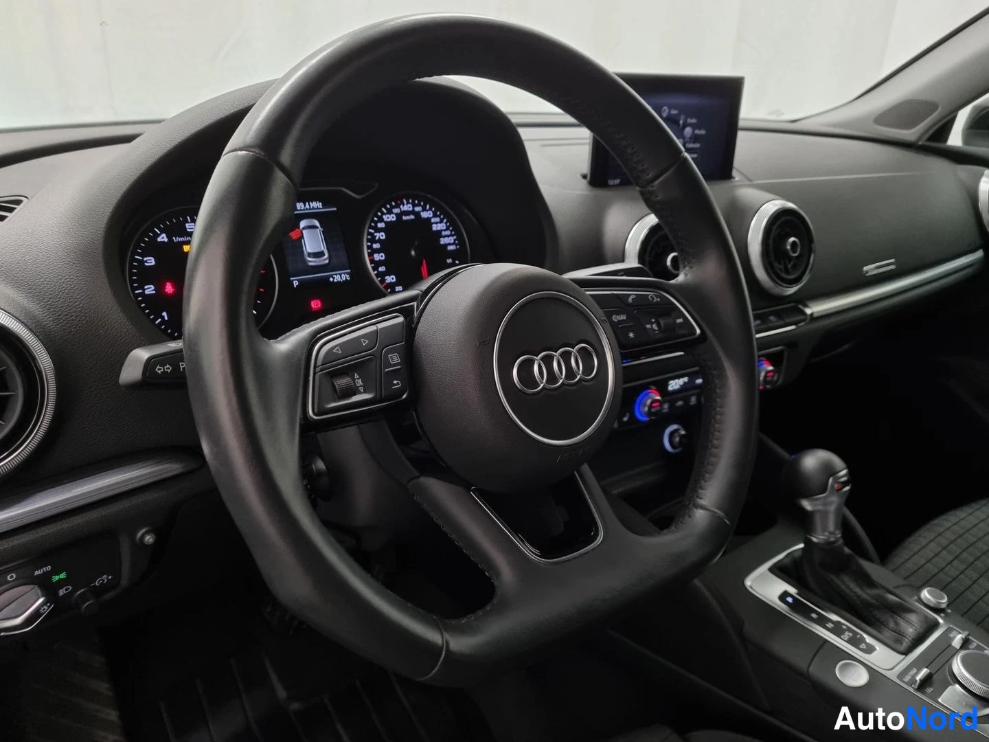 Musta Audi A3 Sportback 2018, ohjaamo, kuva 10
