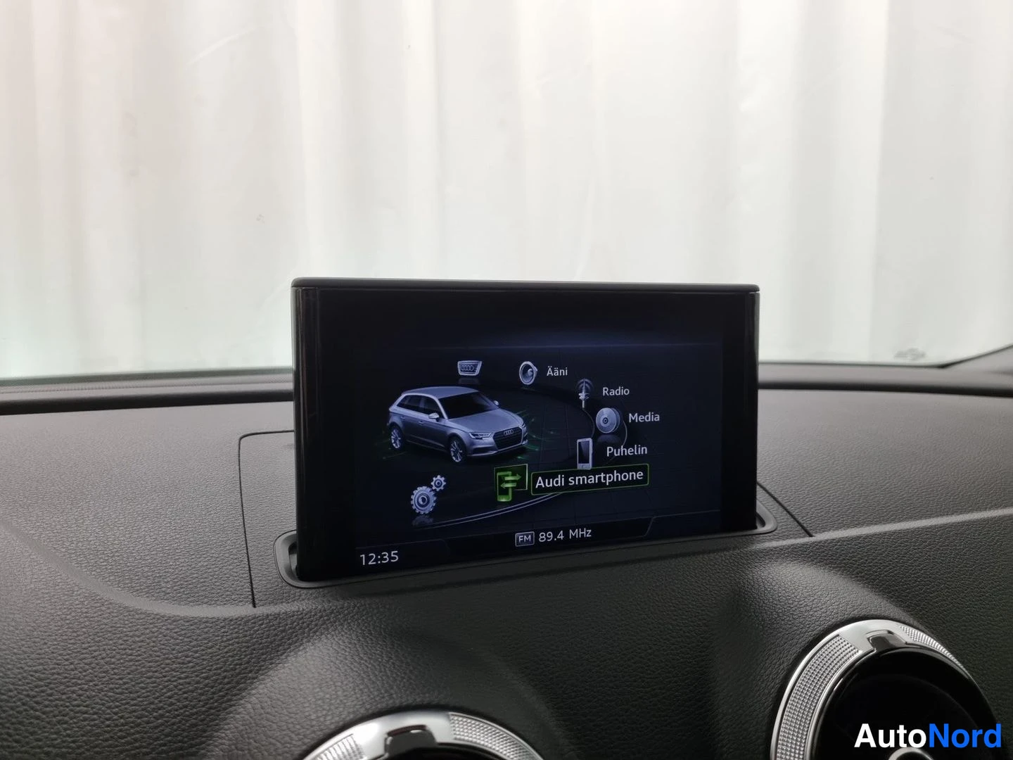 Musta Audi A3 Sportback 2018, ohjaamo, kuva 11
