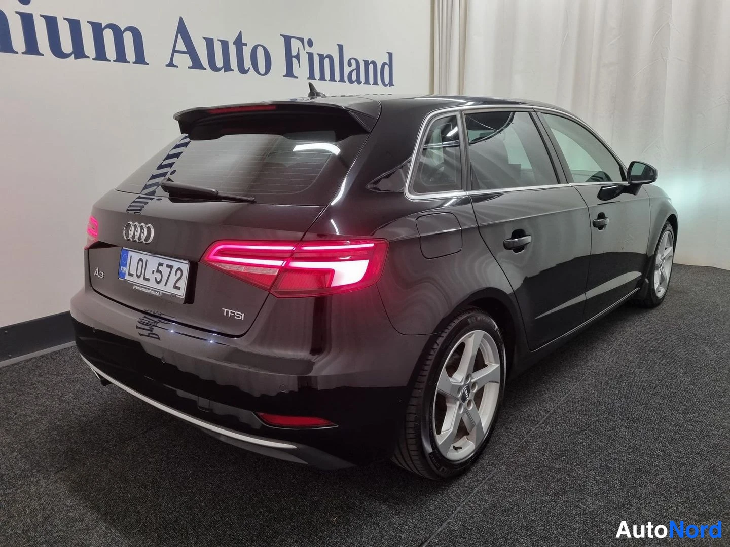 Musta Audi A3 Sportback 2018, takaviisto, kuva 3