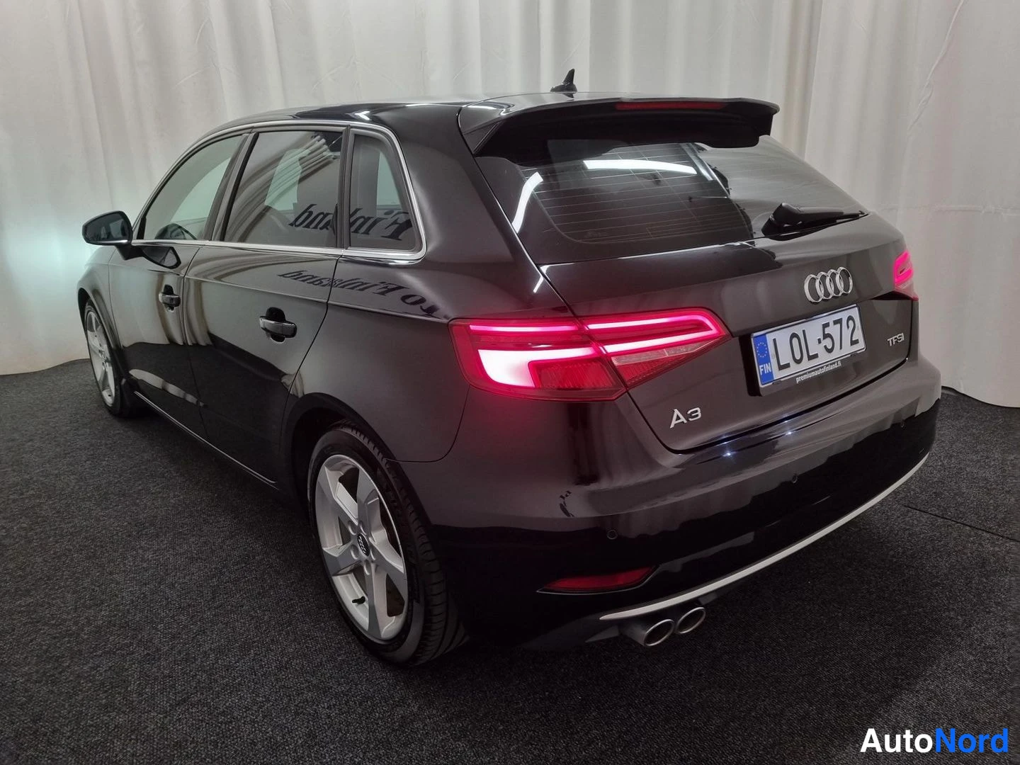 Musta Audi A3 Sportback 2018, takaviisto, kuva 4