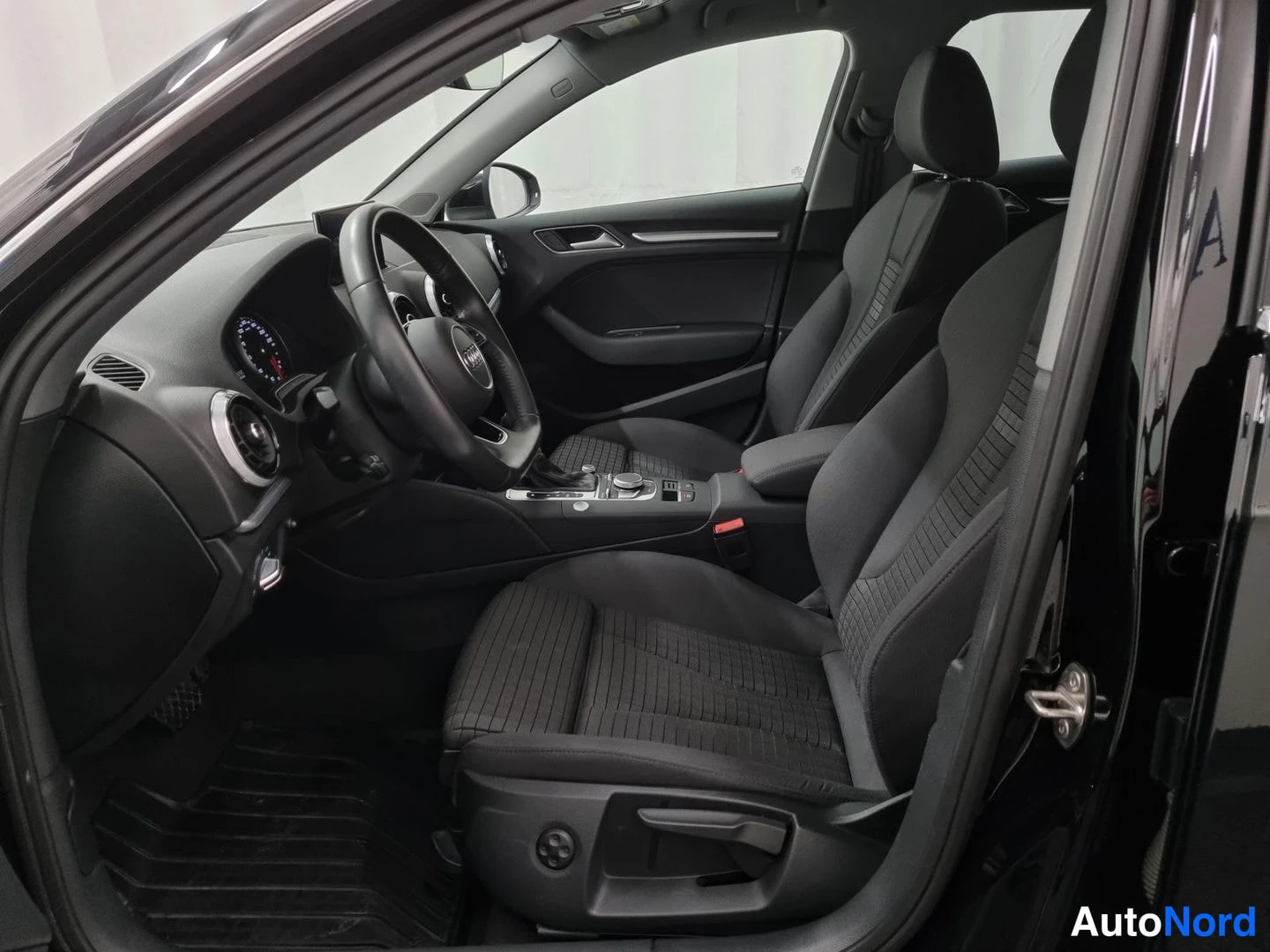 Musta Audi A3 Sportback 2018, ohjaamo, kuva 5