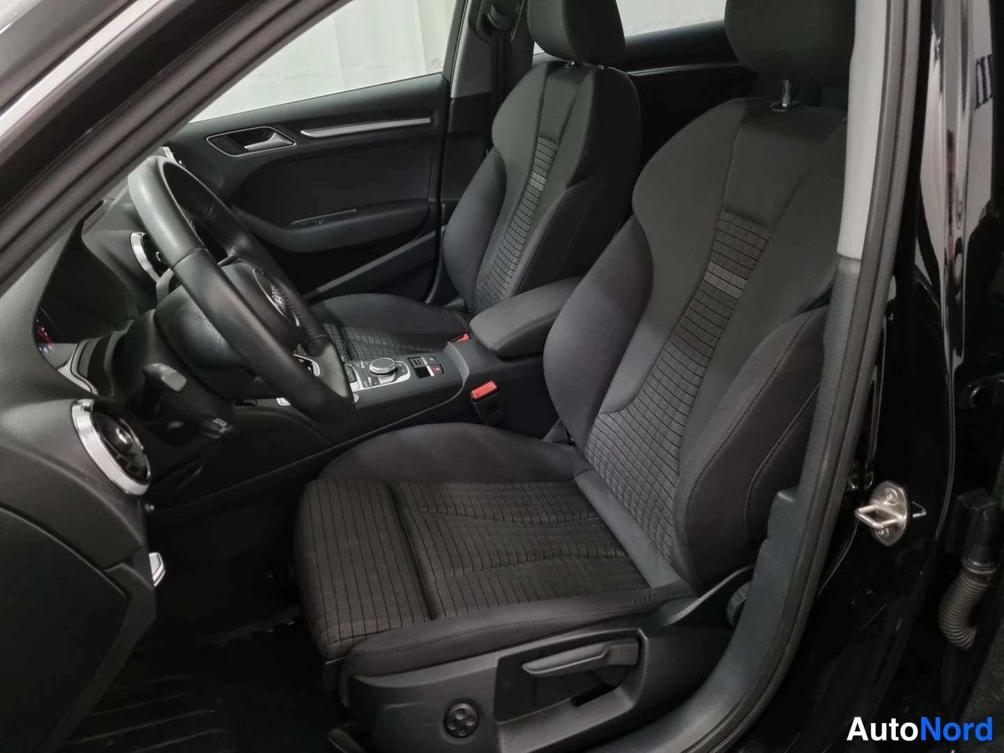 Musta Audi A3 Sportback 2018, ohjaamo, kuva 6