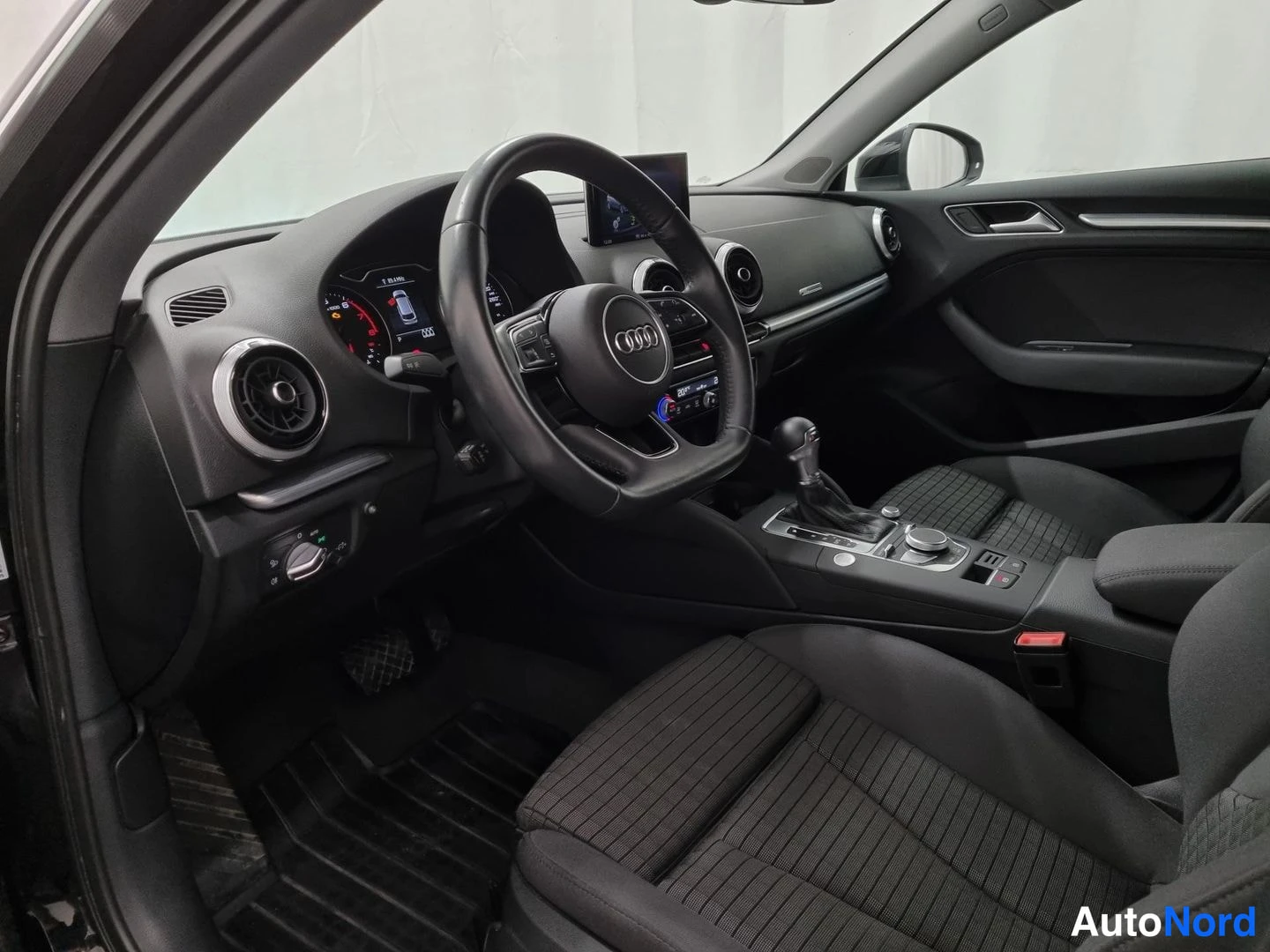 Musta Audi A3 Sportback 2018, ohjaamo, kuva 7