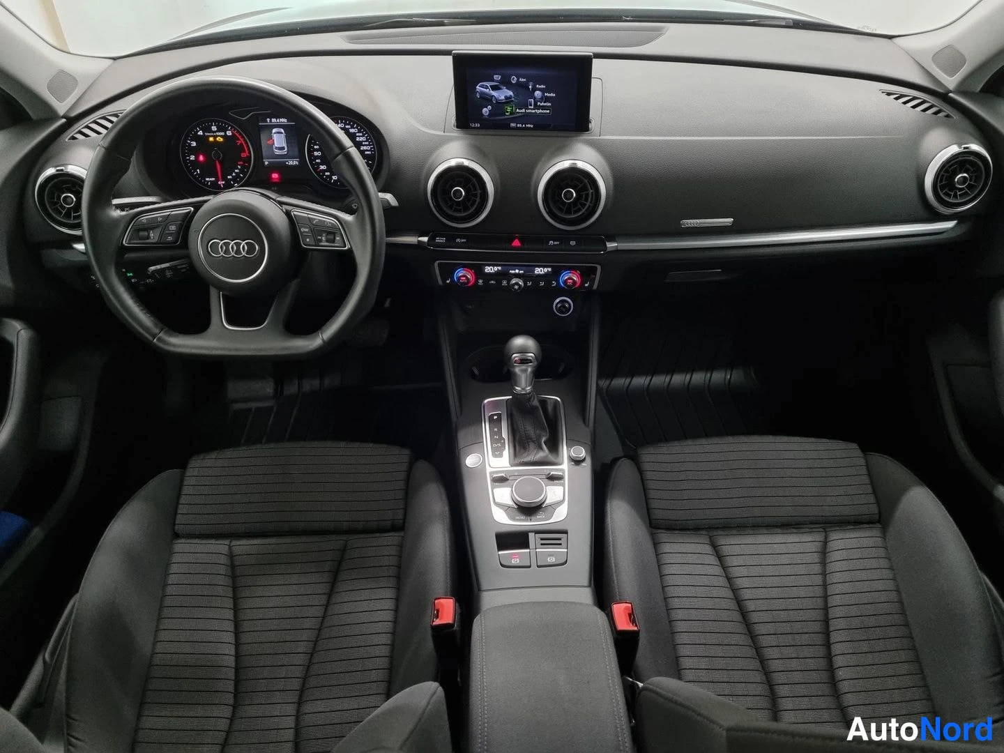 Musta Audi A3 Sportback 2018, ohjaamo, kuva 8