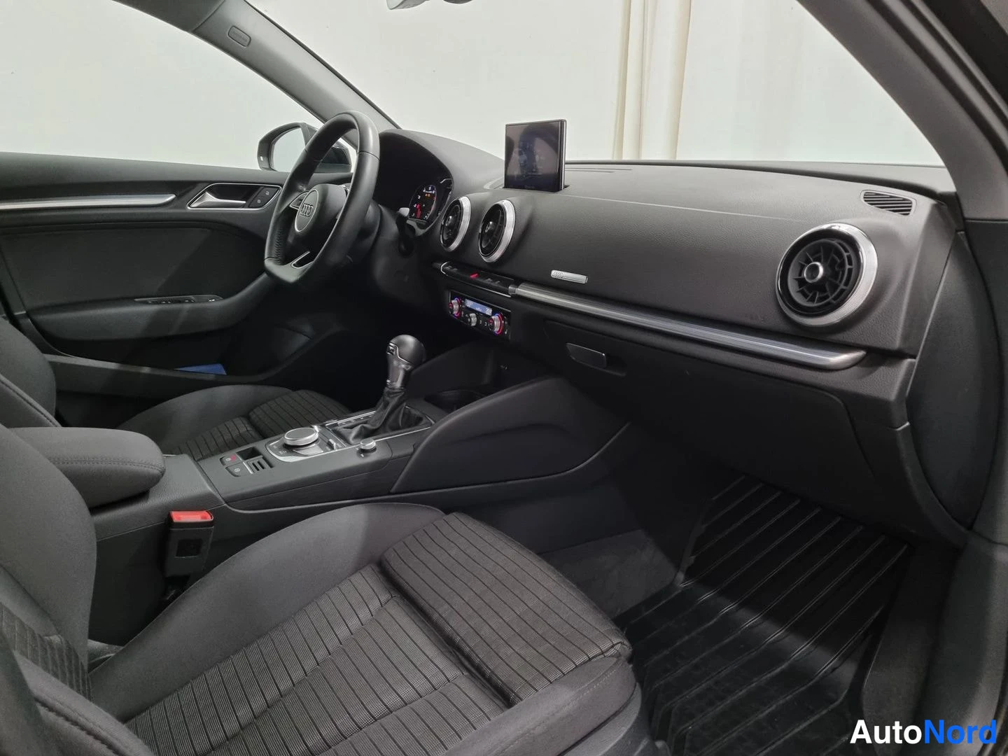 Musta Audi A3 Sportback 2018, ohjaamo, kuva 9