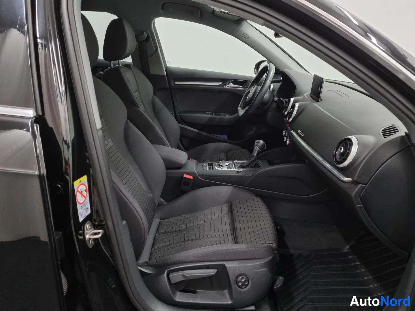 Musta Audi A3 Sportback 2018, etuistuimet, kuva 12