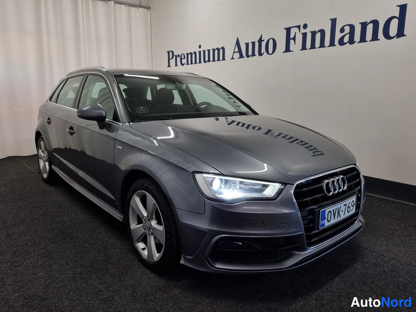 Harmaa Audi A3 Sportback 2016, etuviisto, keula oikealle, kuva 2