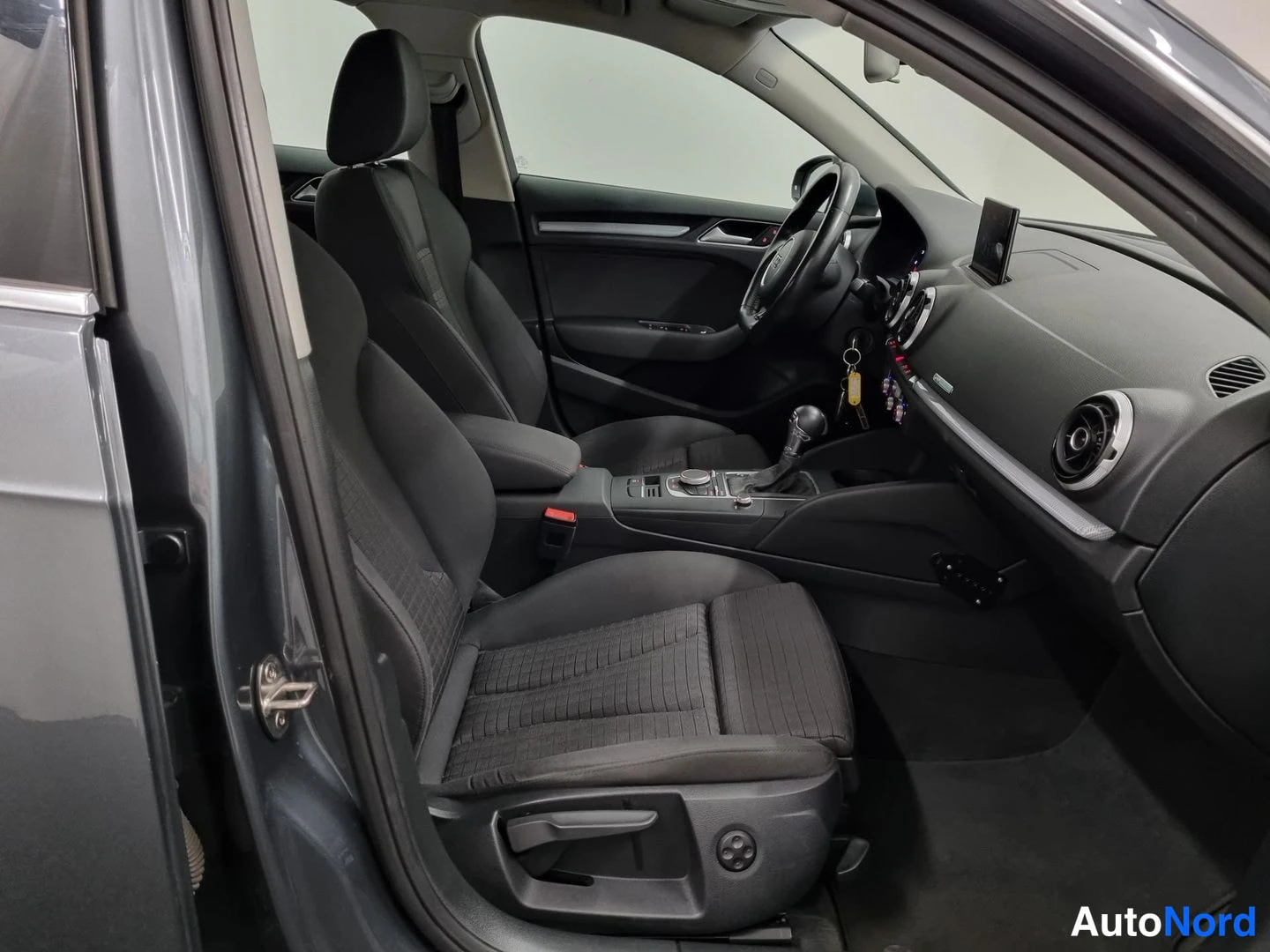 Harmaa Audi A3 Sportback 2016, ohjaamo, kuva 8