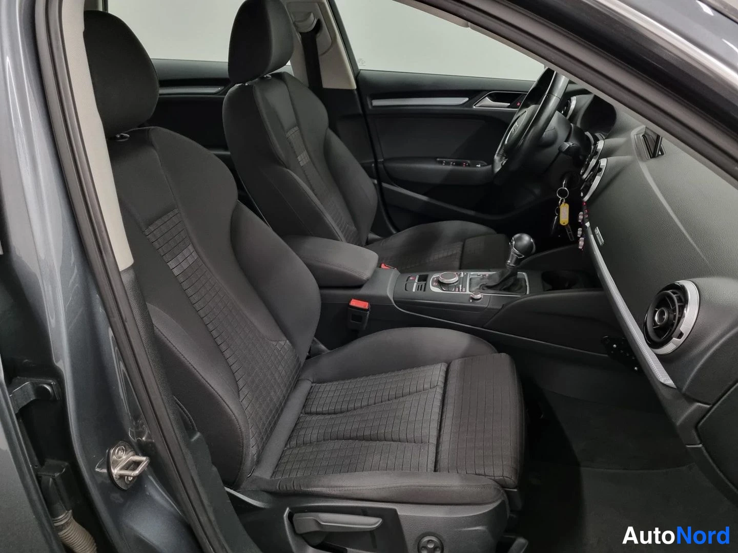 Harmaa Audi A3 Sportback 2016, etuistuimet, kuva 11