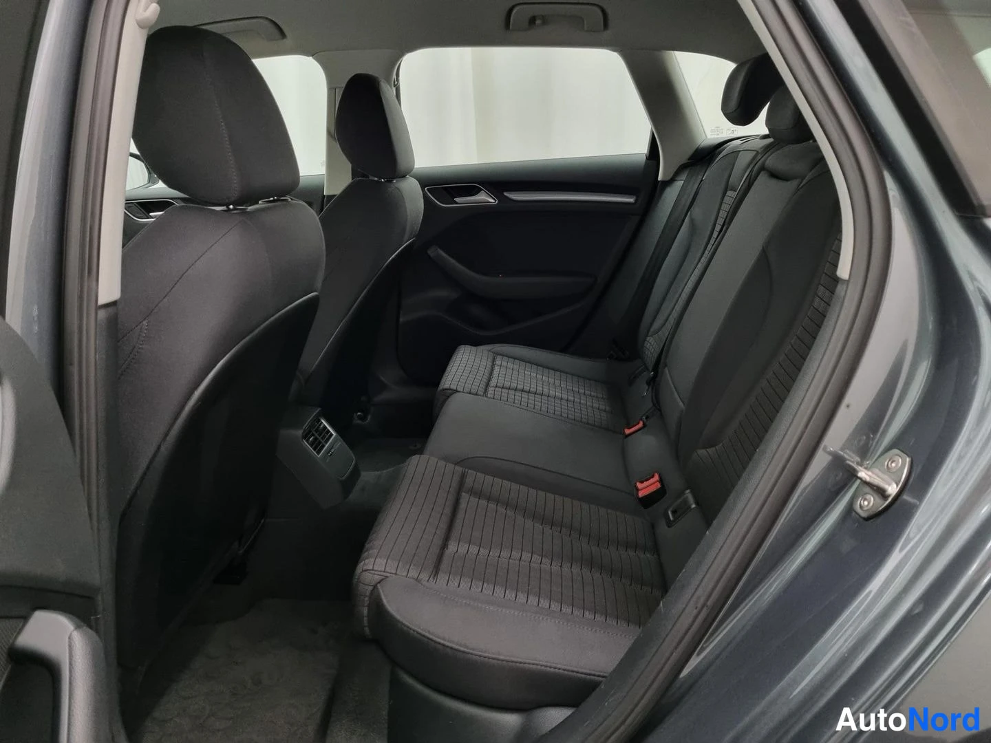 Harmaa Audi A3 Sportback 2016, takaistuimet, kuva 13