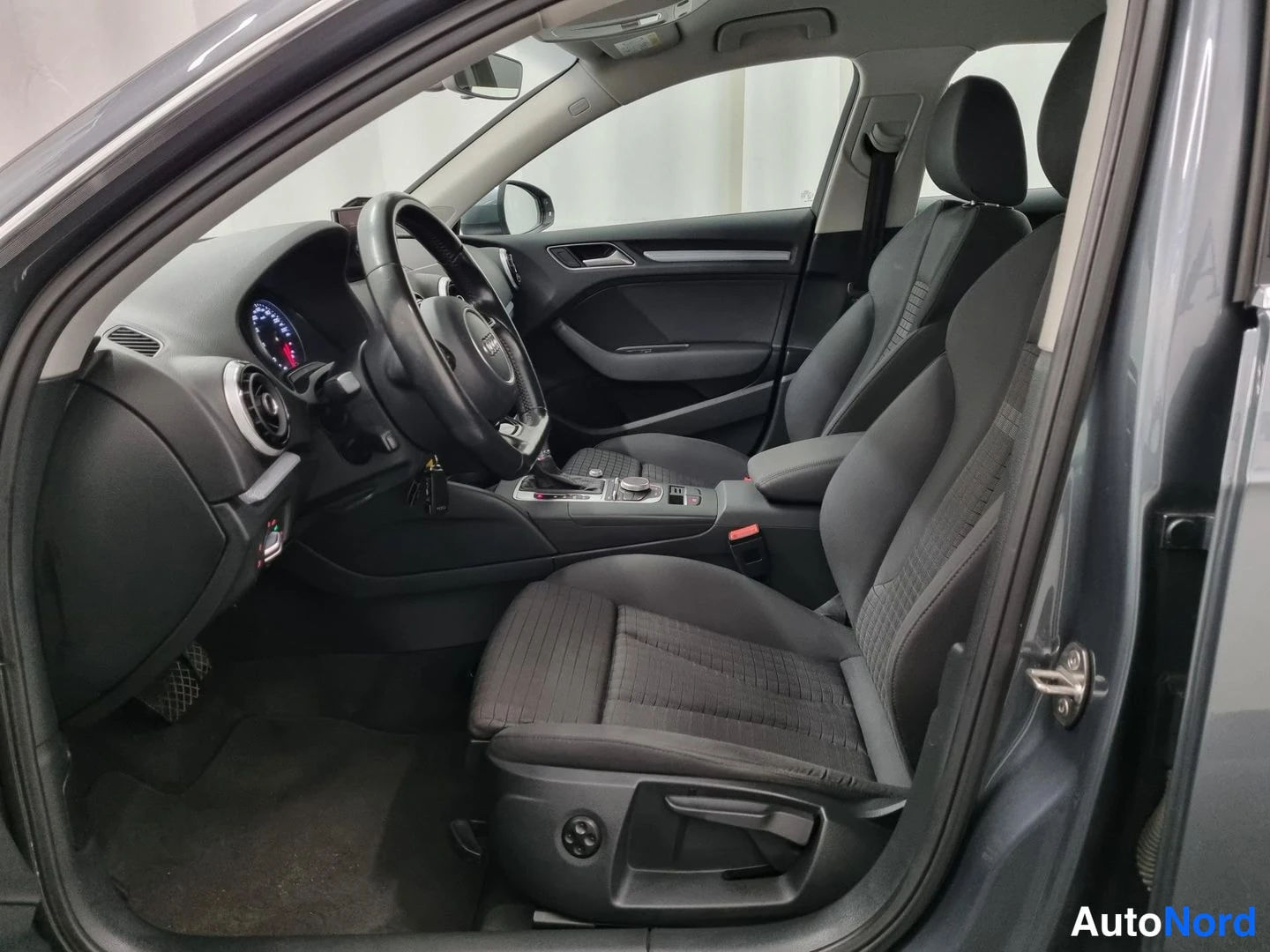 Harmaa Audi A3 Sportback 2016, etuistuimet, kuva 9