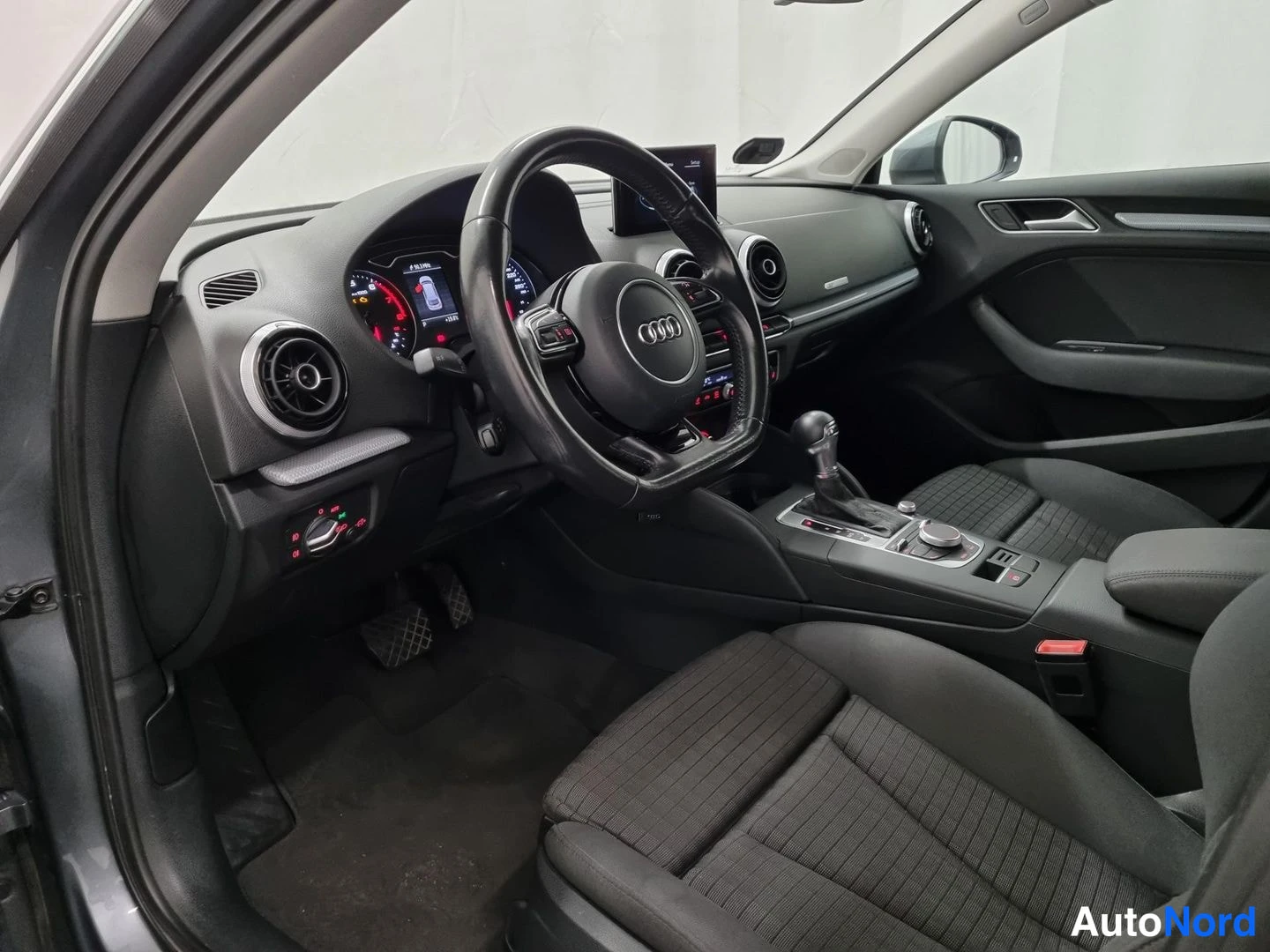 Harmaa Audi A3 Sportback 2016, ohjaamo, kuva 5