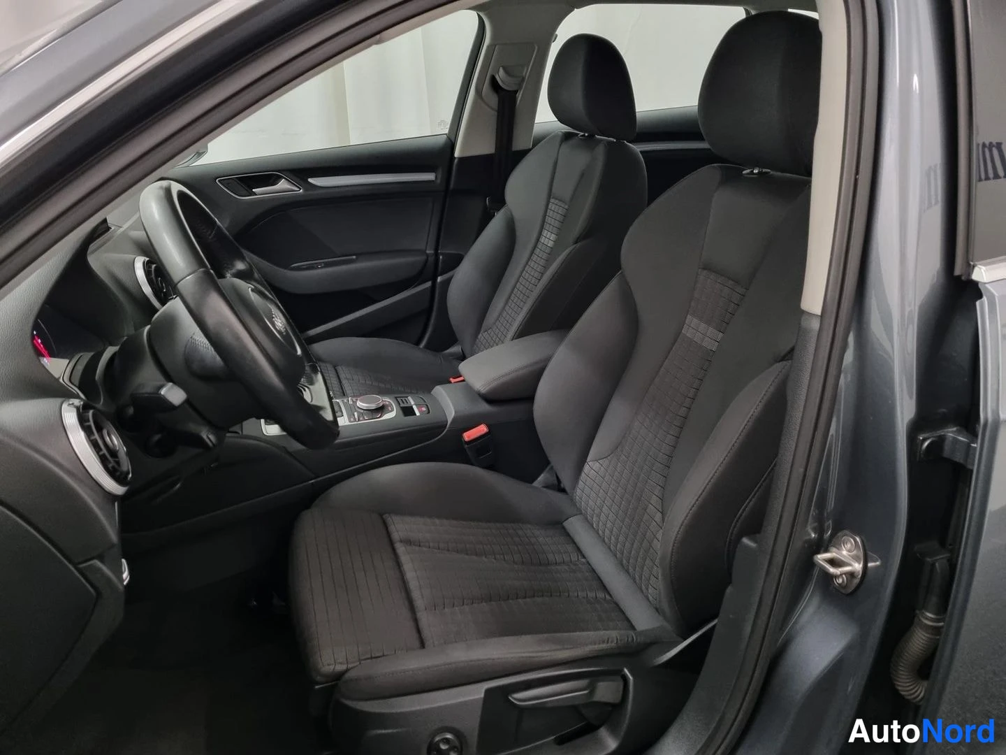 Harmaa Audi A3 Sportback 2016, etuistuimet, kuva 10