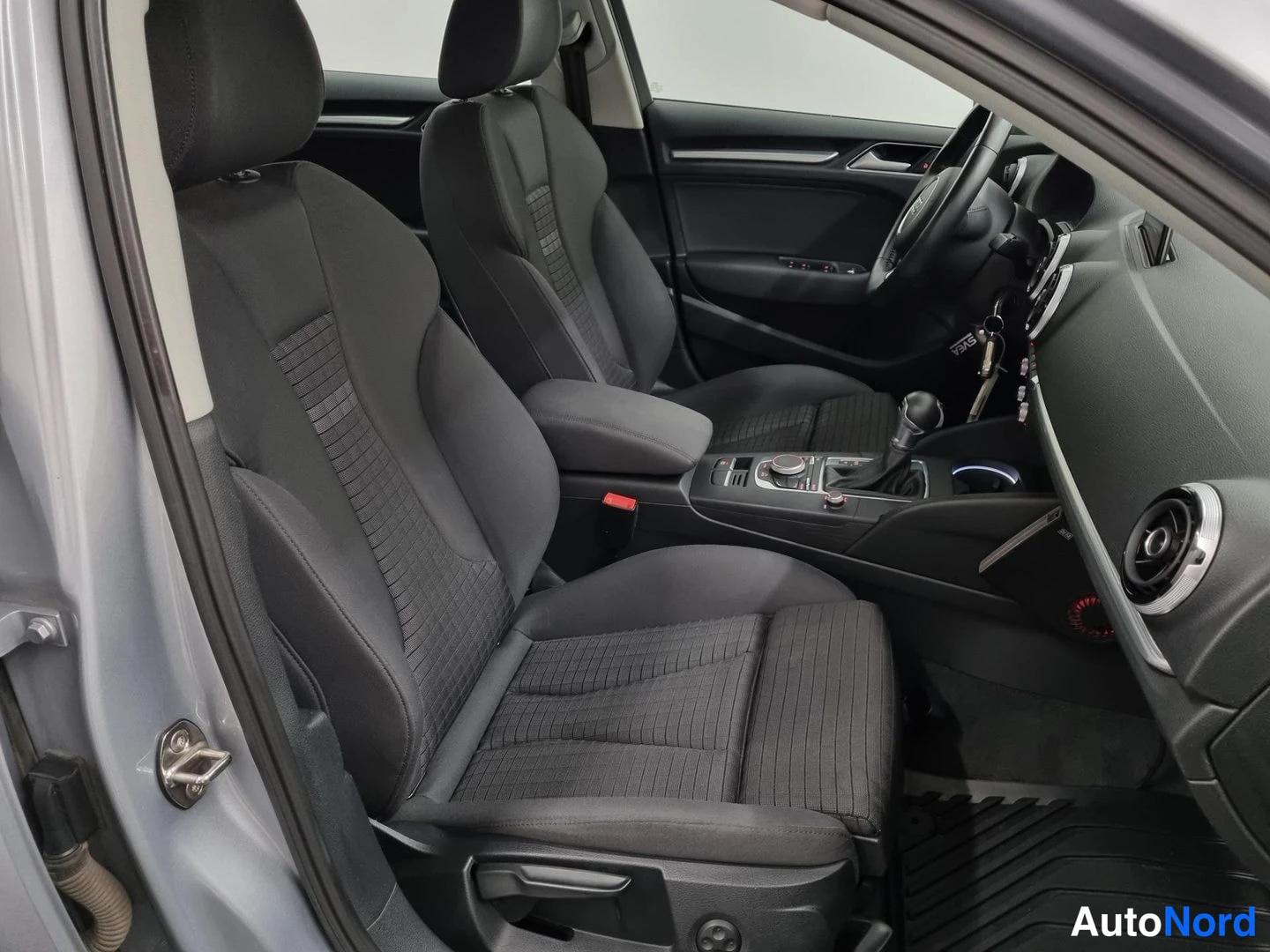Hopea Audi A3 2016, etuistuimet, kuva 11