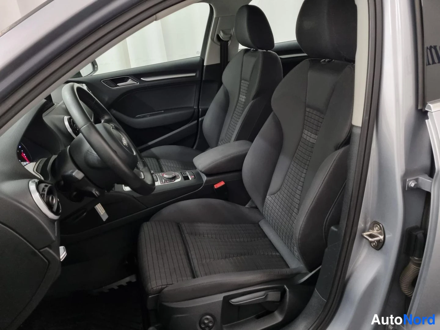Hopea Audi A3 2016, etuistuimet, kuva 10