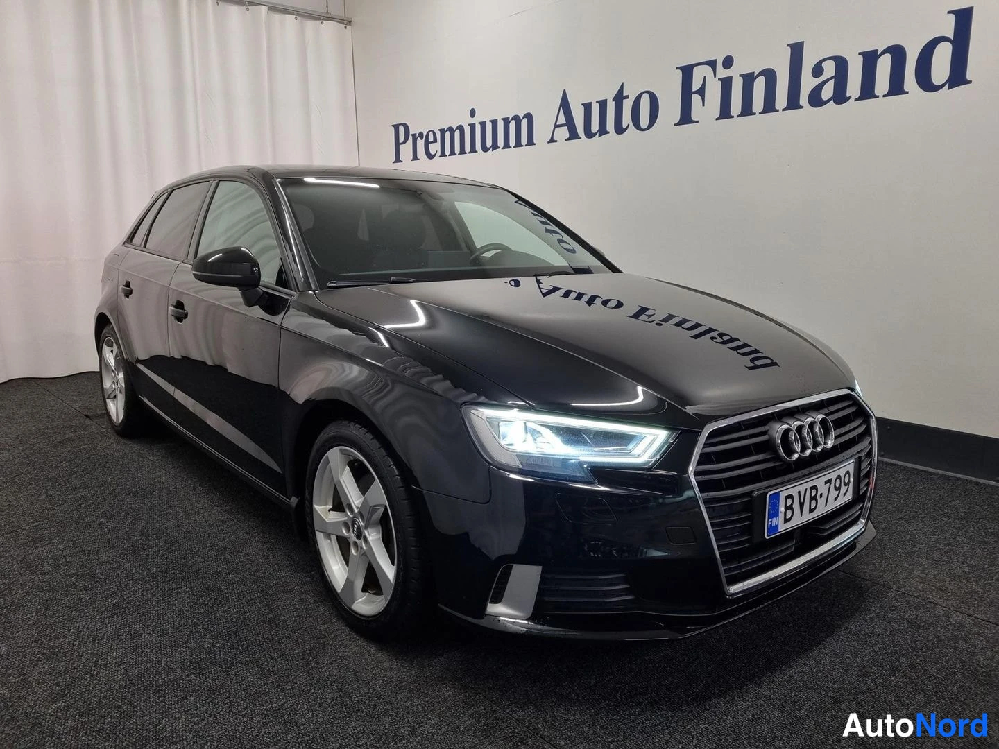 Musta Audi A3 Sportback 2018, etuviisto, keula oikealle, kuva 2