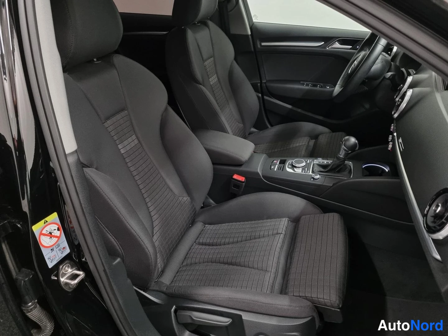 Musta Audi A3 Sportback 2018, etuistuimet, kuva 11