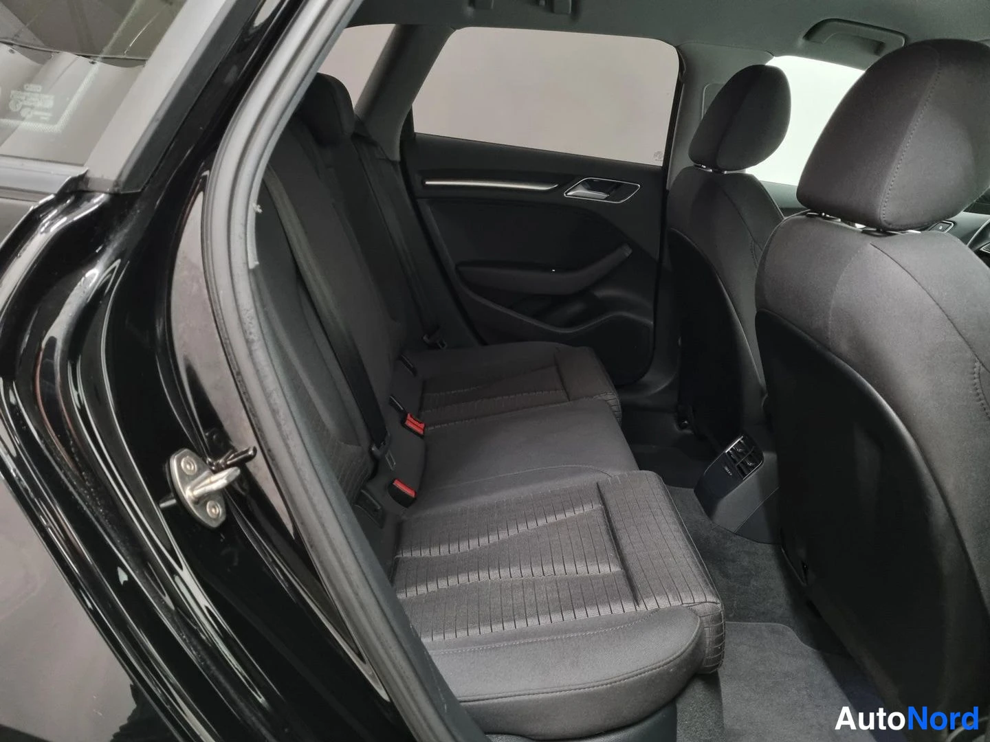 Musta Audi A3 Sportback 2018, takaistuimet, kuva 12