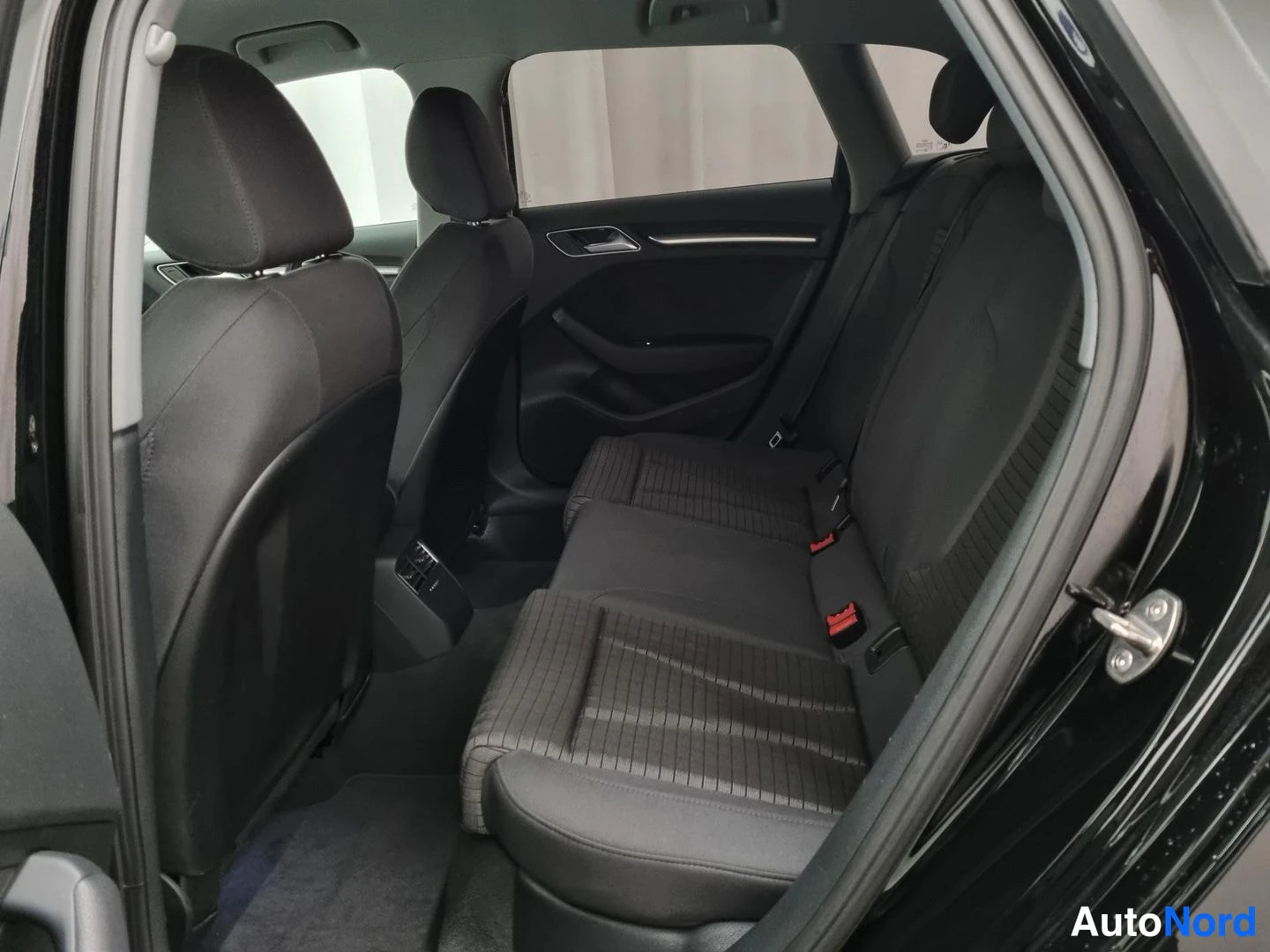Musta Audi A3 Sportback 2018, takaistuimet, kuva 13