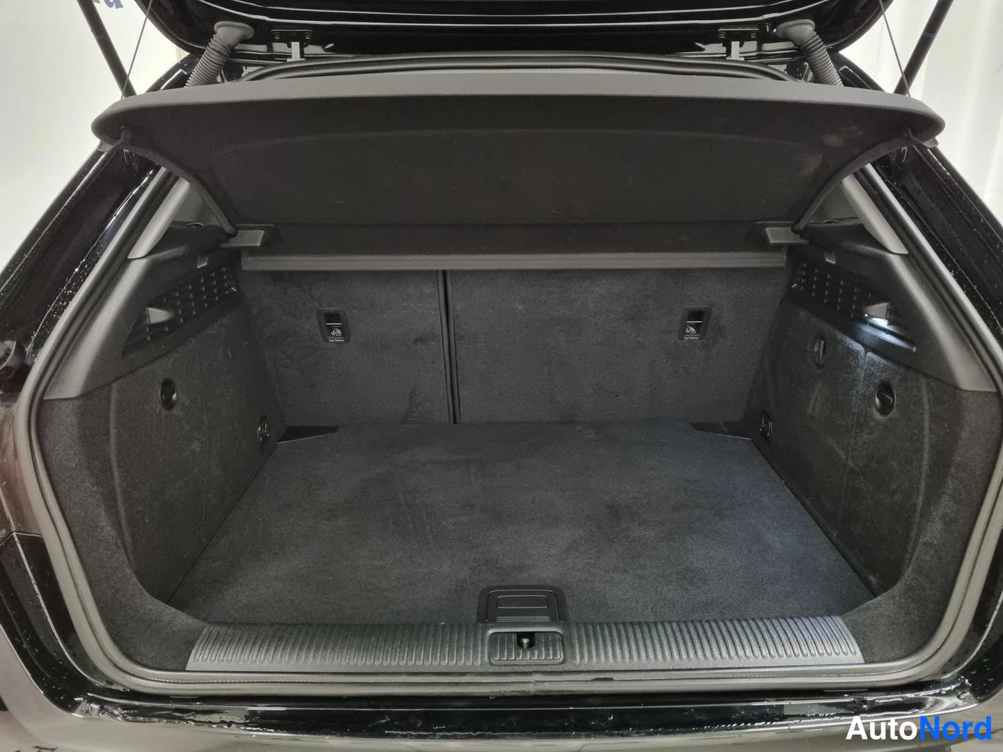 Musta Audi A3 Sportback 2018, tavaratila, kuva 14