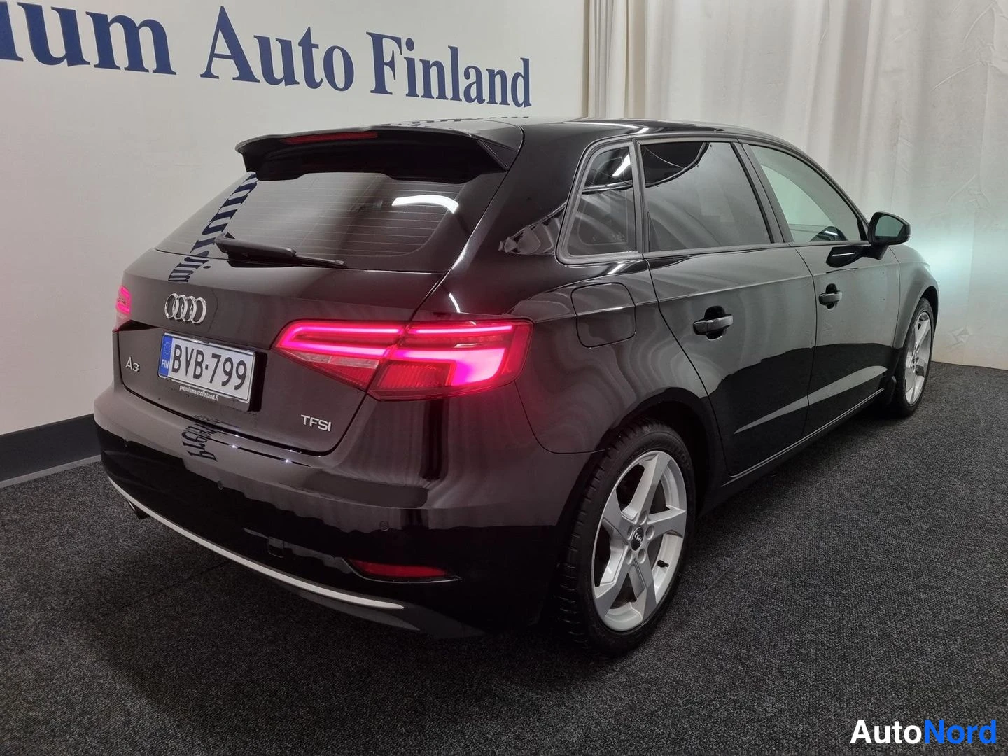 Musta Audi A3 Sportback 2018, takaviisto, kuva 4