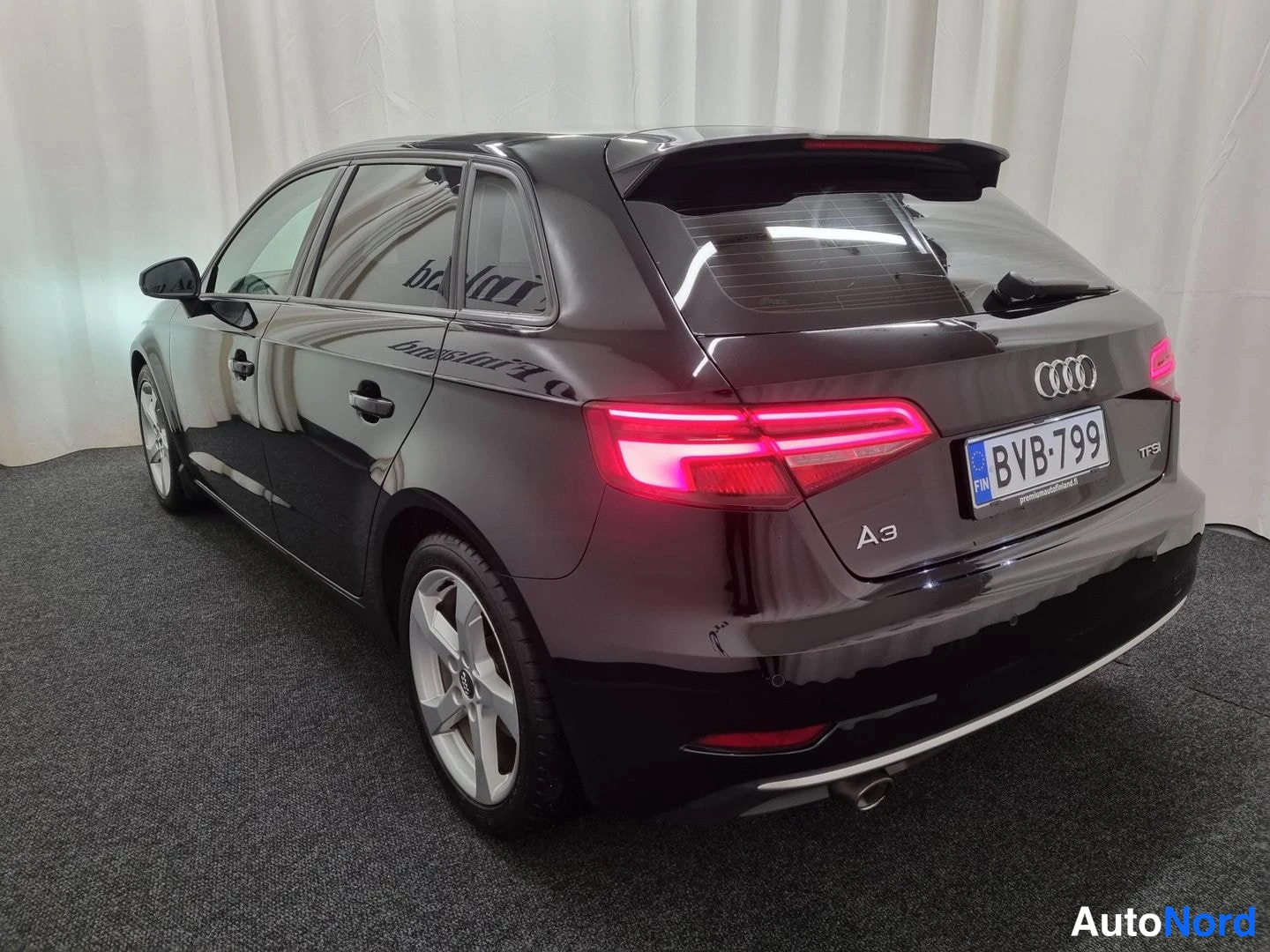 Musta Audi A3 Sportback 2018, takaviisto, kuva 3