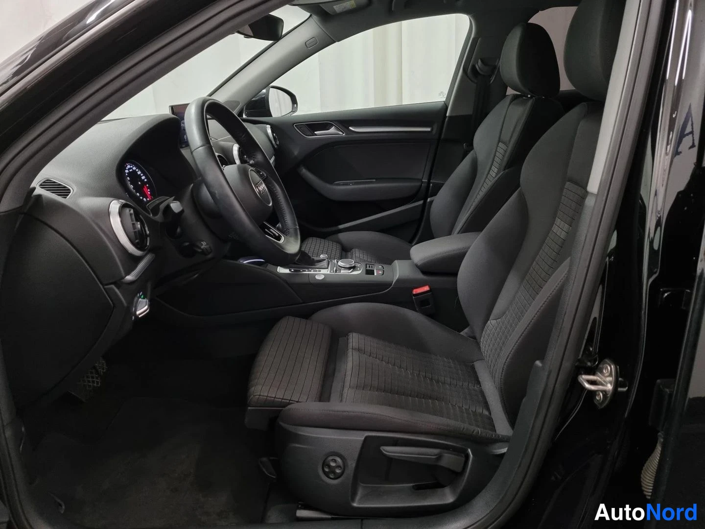 Musta Audi A3 Sportback 2018, ohjaamo, kuva 5