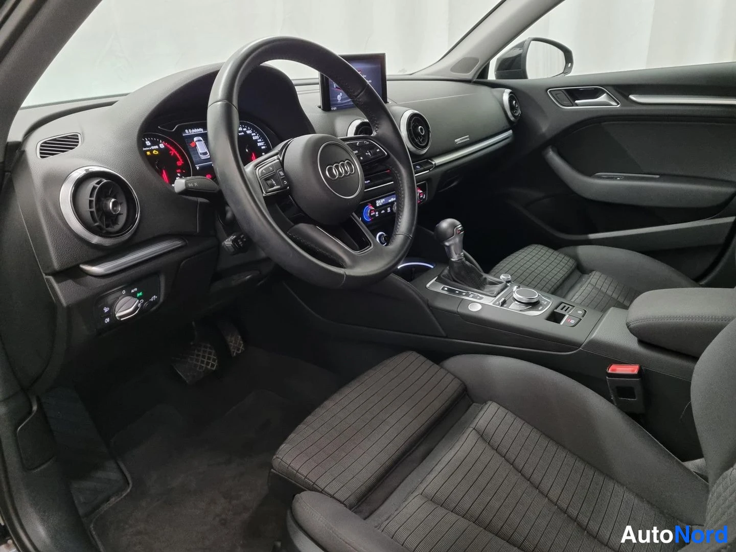 Musta Audi A3 Sportback 2018, ohjaamo, kuva 6