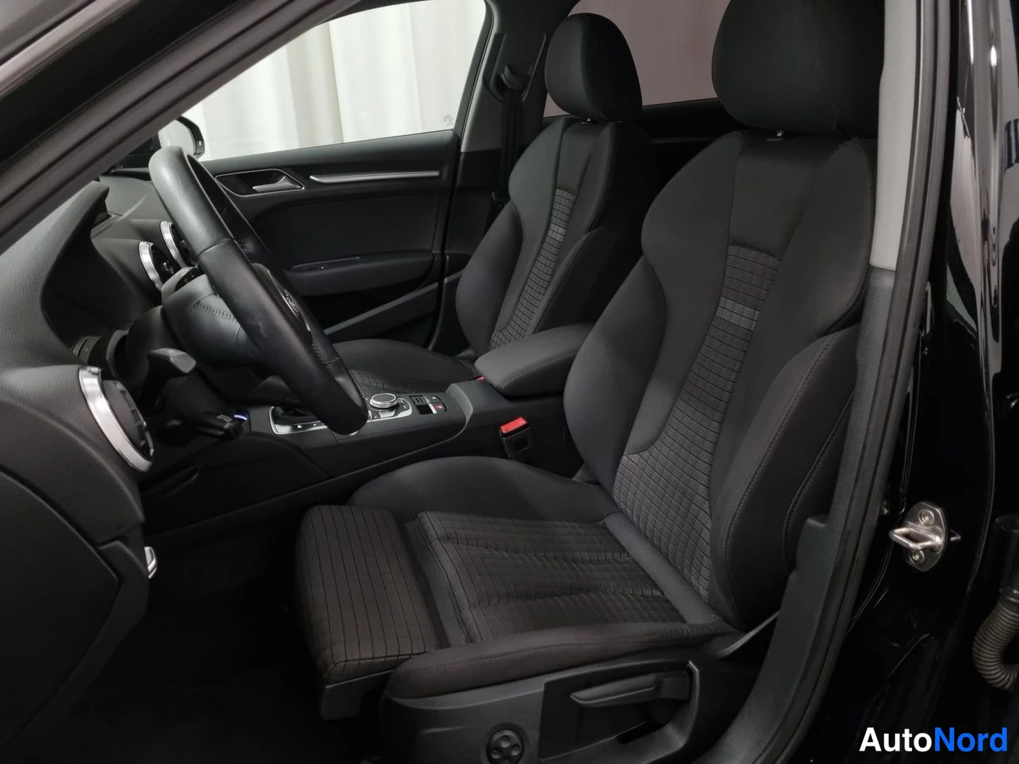 Musta Audi A3 Sportback 2018, etuistuimet, kuva 9